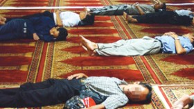 شخير النائمين يزاحم تلاوات القرآن في  المساجد