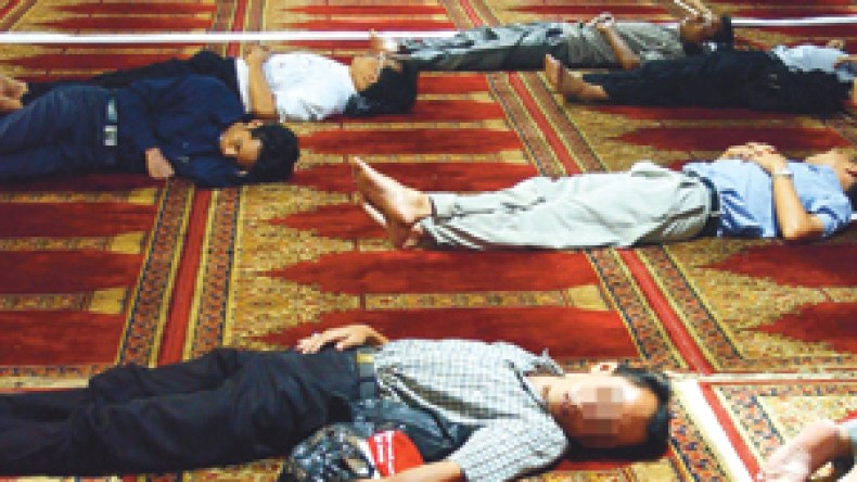 شخير النائمين يزاحم تلاوات القرآن في  المساجد