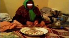 مشعوذة ترمي مصحفا وسجادة صلاة ببالوعة قاذورات