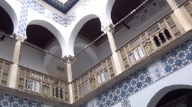 عمال قصر “رياس البحر” يطالبون بإعادة بناء الجدار لحماية المعلم من أي خطر