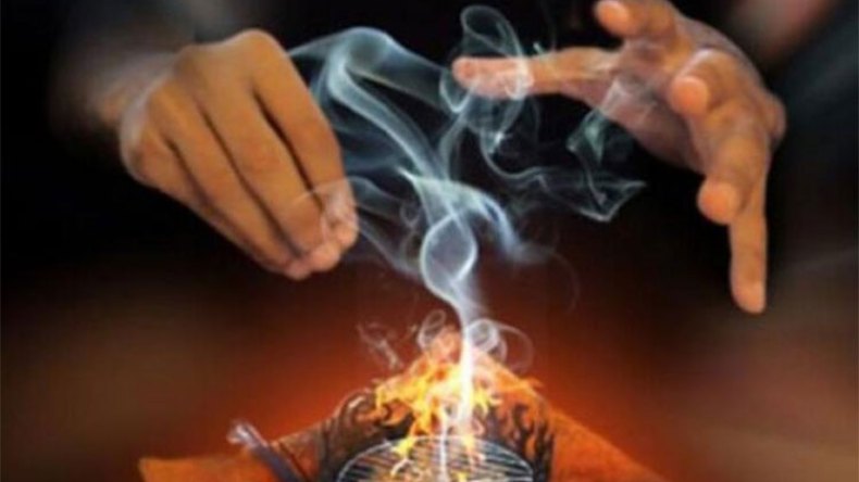 مقطع فيديو يفضح سيدتين تمارسان السحر على شاطئ البحر