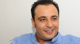 أنور يُدشّن عودته إلى الأغنية العاطفية عبر “بلّعت باب الحب”