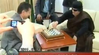 Libye : Kadhafi joue aux échecs