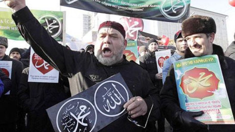 عشرات الآلاف من الشيشان يتظاهرون ضد نشر الرسوم الحقيرة