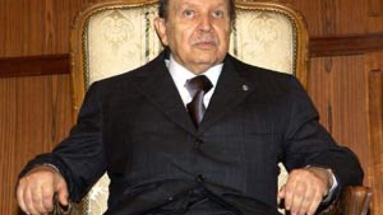 بوتفليقة يعدّل الدستور.. في انتظار الترشح لعهدة ثالثة