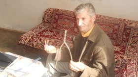 عبد الكريم يكشف مواقع المياه الجوفية بواسطة غصن الزيتون و”الهاتف النقال”!؟