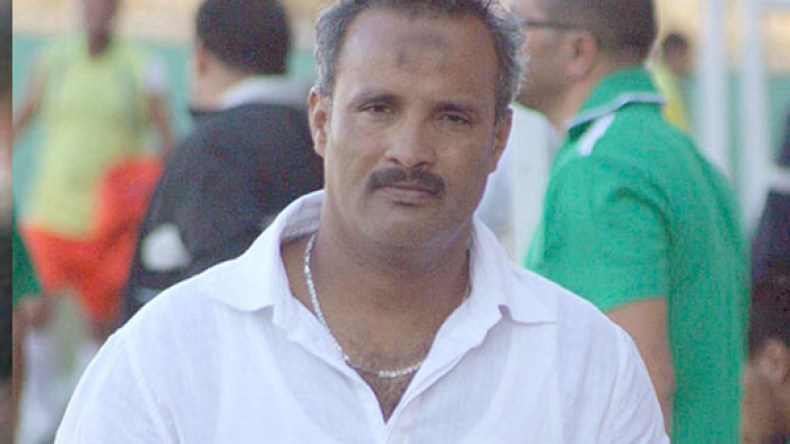 عماني يقرر الإحتفاظ بالمدرب شريف الوزاني الموسم المقبل