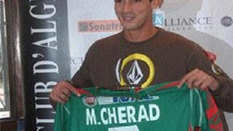 حسني شراد سيديبي وعزالدين أول المسرحين من المولودية