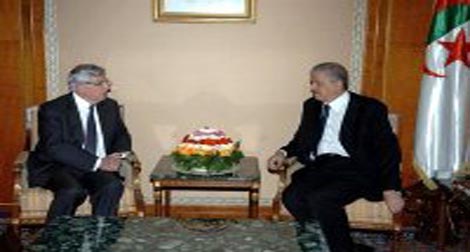 Abdelmalek Sellal reçoit Jean-Pierre Chevènement