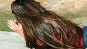 أهم الخلطات الطبيعية لتطويل الشعر