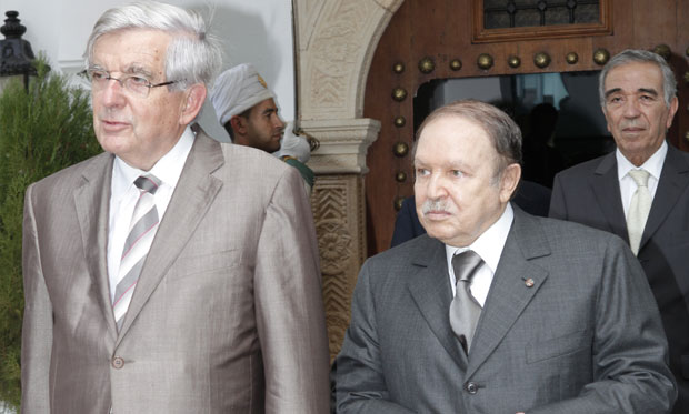 Chevènement en Algérie pour une “conscience” française du passé