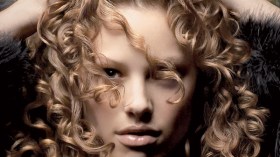 تعرفي أولاً على شعرك لتحددي طرق العناية به