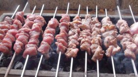 جزائريون يتسحرون بالشواء و”المازوت”