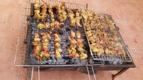 طاولات الشواء تغزو الأحياء الشعبية و”الأميار” في قفص الاتهام