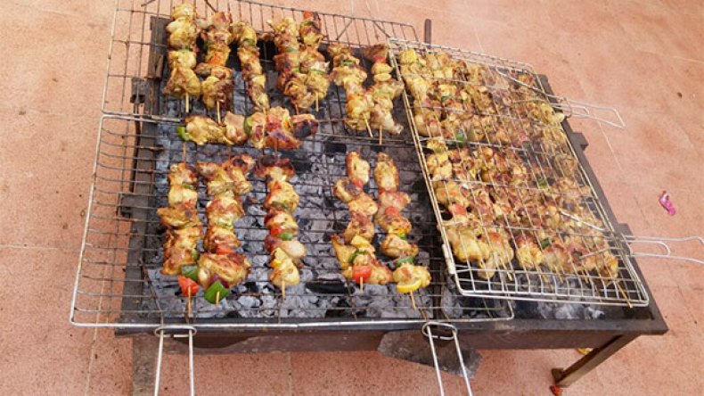 طاولات الشواء تغزو الأحياء الشعبية و”الأميار” في قفص الاتهام
