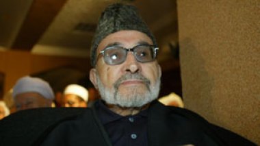 Les Ulémas Algériens réfutent la décision du Ministère de l’Intérieur jugeant non réglementaire le port du foulard et de la barbe lors des prises de photos d’identité.