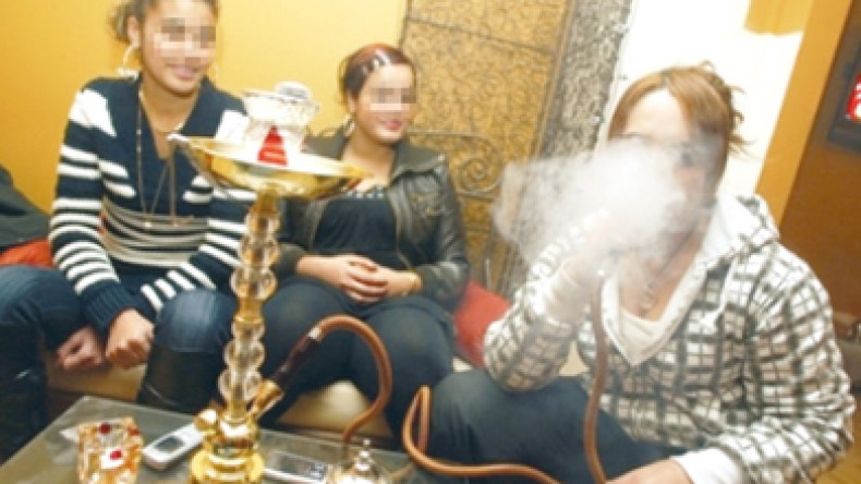جلسات الشيشة والنساء..آخر صيحة في الصالونات الجزائرية