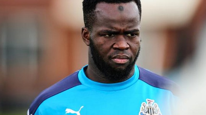 شيخ تيوتي يُفارق الحياة داخل ملعب في الصين