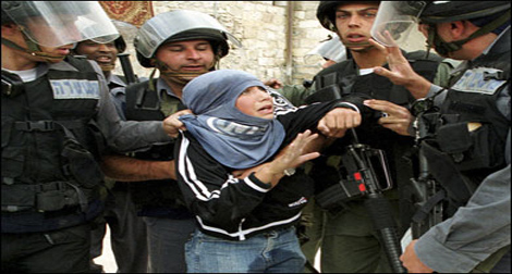 Huit Palestiniens arrêtés lors d’incursions israéliennes à Al-Aqsa et Al-Khalil
