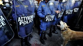 رحيل لوكانيكوس “كلب الانتفاضة” اليونانية الشهير