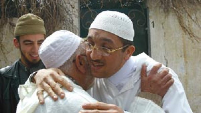 البراءة لإمام مسجد الوفاء بالعهد من الإشادة بالإرهاب