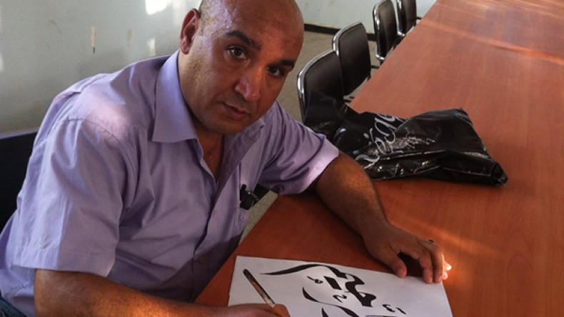 أحمد شيخي.. يتقن 14 خطا عربيا ويطمح لتنظيم دورات للأساتذة والتلاميذ