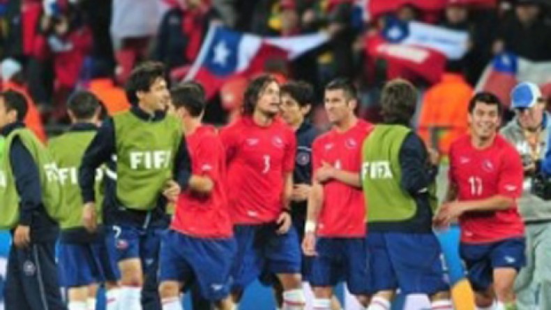 رئيس  الشيلي  يدعو  منتخب  بلاده  إلى  قصر  الحكومة  لتكريمه