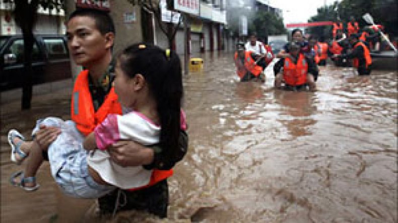 مقتل 55 وفرار مليون شخص جراء فيضانات بالصين