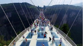 الصين تغلق جسرها الزجاجي بعد أسبوعين من افتتاحه