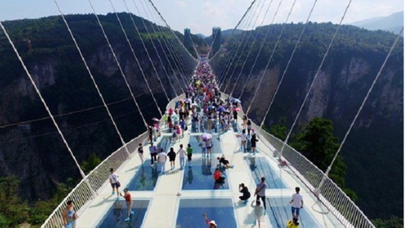 الصين تغلق جسرها الزجاجي بعد أسبوعين من افتتاحه