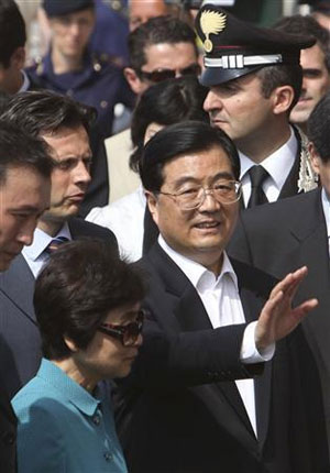 China to push global currency at G8