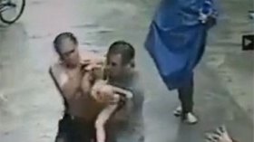 طفل يسقط من الطابق الثاني لينجو في أحضان أحد المارة