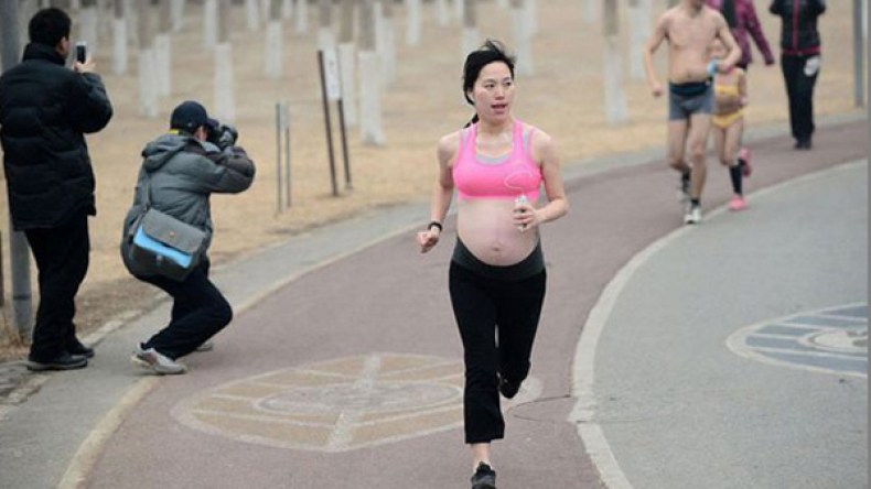 صينية حامل تشارك في ماراتون مرهق