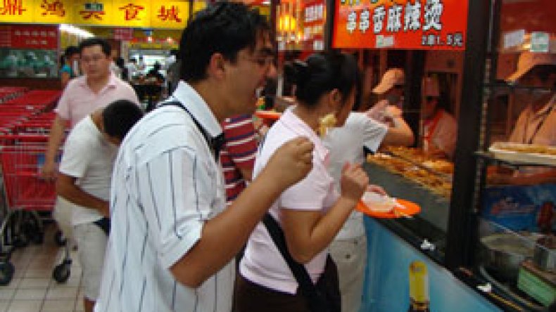 صراصير وعقارب مقلية… ووجبة شهية من مخ الكلاب