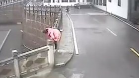 مارّة ينقذون امرأة حاولت الانتحار في الصين