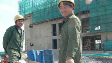 كما تكونوا يعاملكم الصينيون