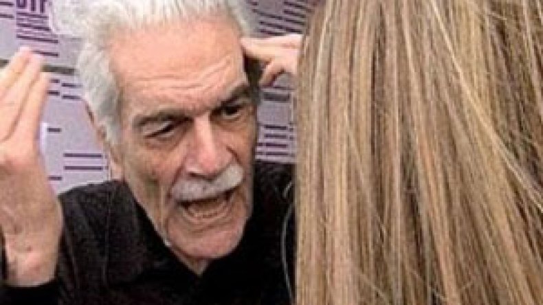 عمر الشريف يصفع صحفية (فيديو)