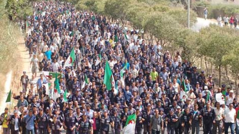 قوات مكافحة الشغب تـُجهض مسيرة الحرس البلدي