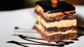 قطع حلوى الشكولاطة بالبندق