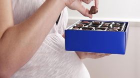 الشوكولاتة تساعد على نمو الجنين وتقي من تسمم الحمل