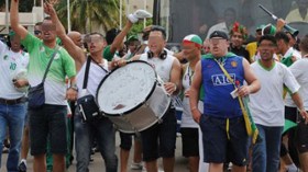 الأغنية الرياضية في الجزائر تدعو إلى العنف وتفكيك المجتمع!