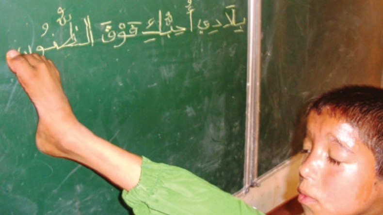 النابغة علي شعيب يحقق برجليه ما عجز عنه الأصحاء