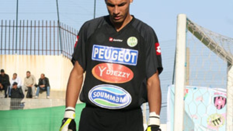 شاوشي يرمي القميص ويهين شبيبة القبائل