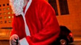 جزائريون‭ ‬حُرموا‭ ‬من‭ ‬الفيزا‭ ‬فنقلوا‭ ‬‮”‬بابا‭ ‬نوال‮”‬‭ ‬إلى‭ ‬الجزائر