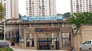 La petite Aya, sujette à des rejets de cheveux par la bouche, admise au CHU de Annaba