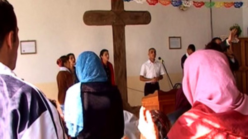 كتب تنصيرية تنتشر بين أطفال المدارس وتباع بالأسواق الشعبية