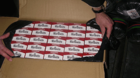 جمركيان وشرطي يهربون سجائر “المارلبورو” في حقيبة مسافر عبر المطار!