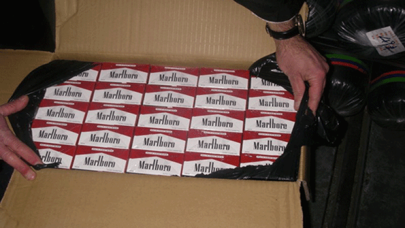 جمركيان وشرطي يهربون سجائر “المارلبورو” في حقيبة مسافر عبر المطار!