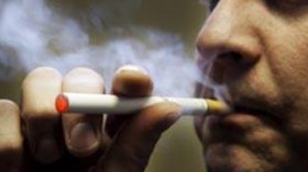 السيجارة الإلكترونية تتسلل إلى الجزائر وسط تحذيرات من أضرارها