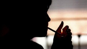 سيدات تختبئن في المراحيض لتدخين سيجارة